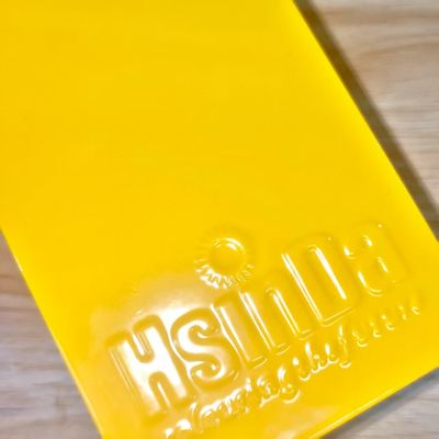 Rivestimento in polvere di poliestere epossidico in giallo vibrante con resistenza ai raggi UV e chimici per finiture durevoli